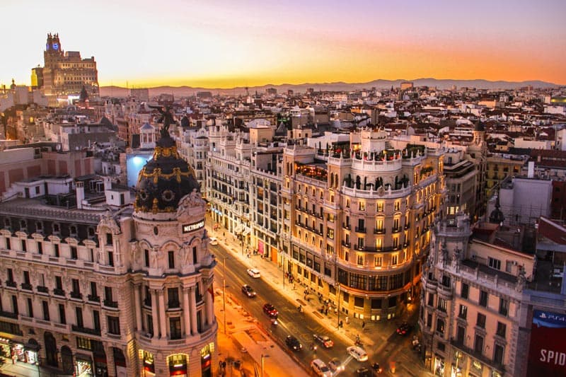 Gran Vía de Madrid al atardecer