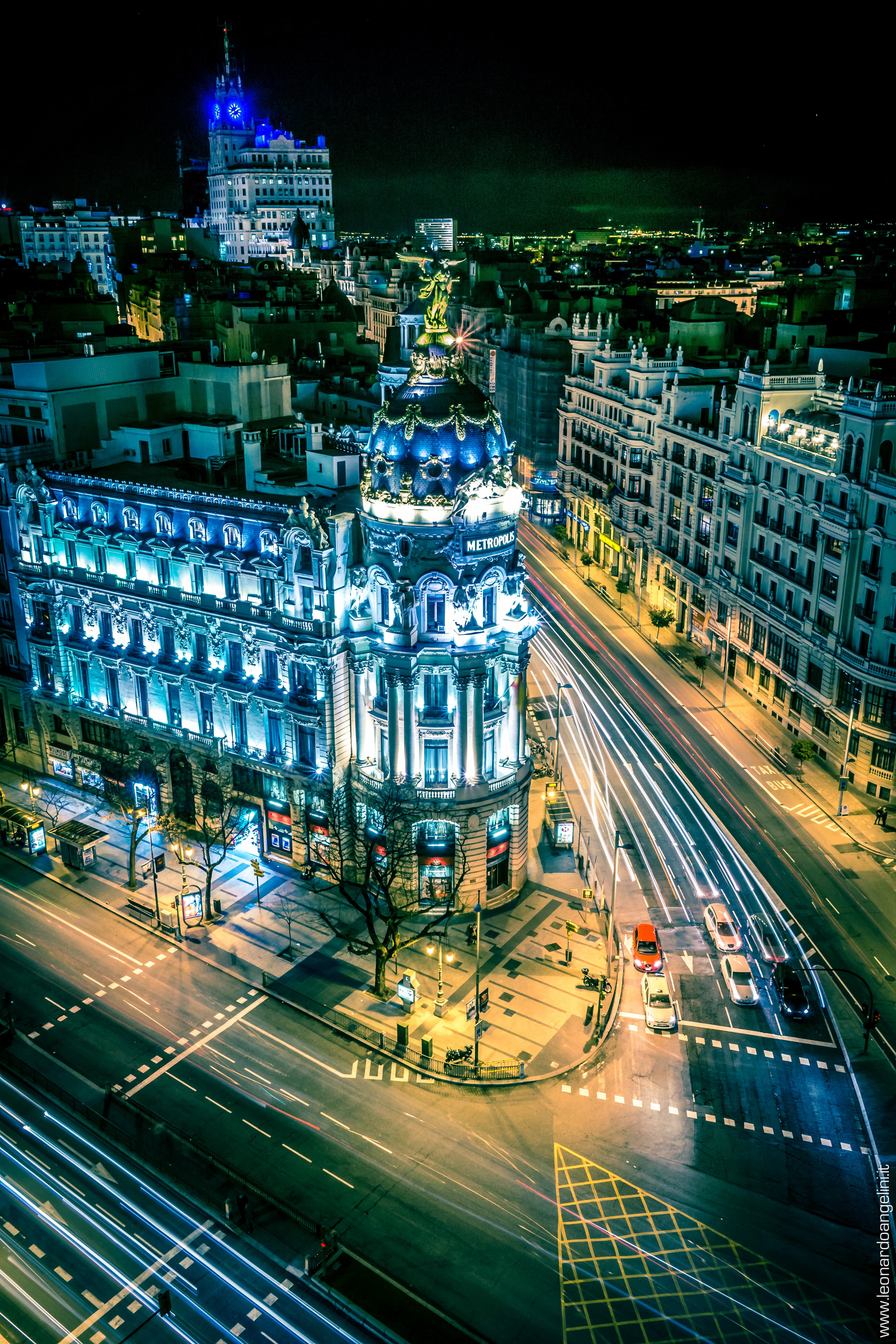 Gran Vía de Madrid iluminada de noche
